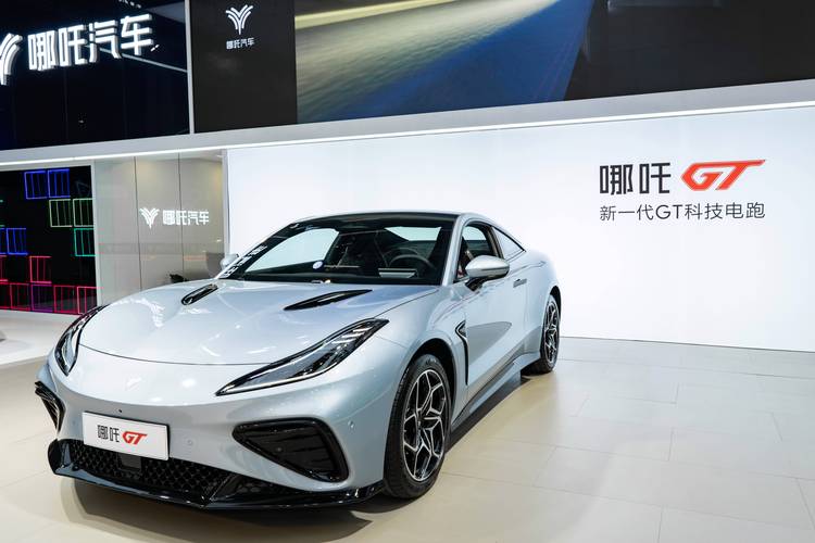 广州195哪吒汽车在智能汽车领域的表现，领途汽车在新能源汽车市场中的影响力